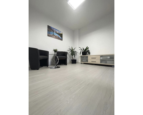 Svetlá miestnosť s laminátovou podlahou, kreslami a televíznym nábytkom