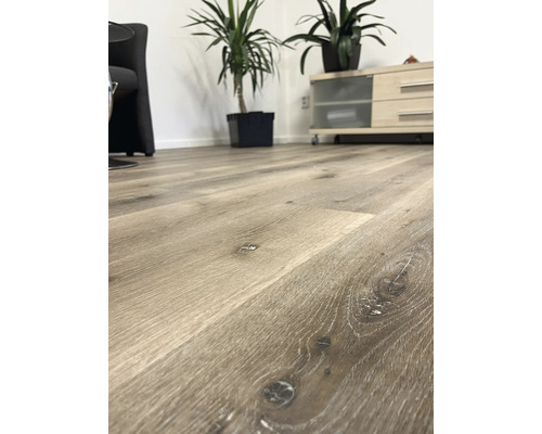 Interiér so svetlohnedou drevenou podlahou