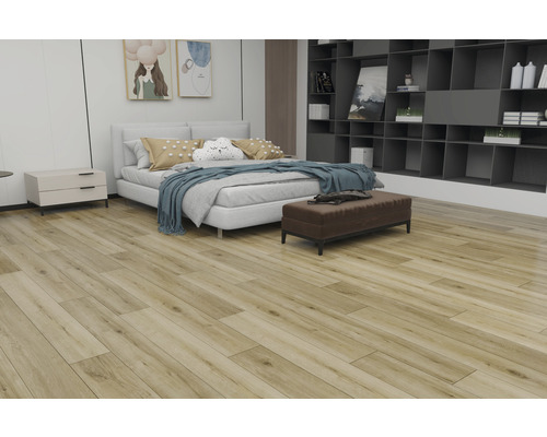 Spálňa s drevenou podlahou, posteľou, nočným stolíkom a knižnicou