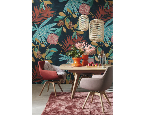 Jedáleň s dreveným stolom, stoličkami a kvetinovou tapetou