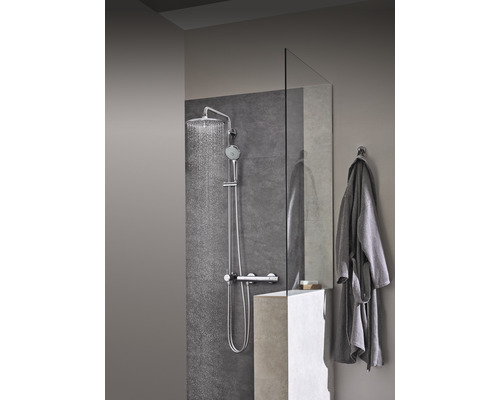 Sprchový systém s hlavovou sprchou, ručnou sprchou a termostatickou batériou v modernej kúpeľni.
