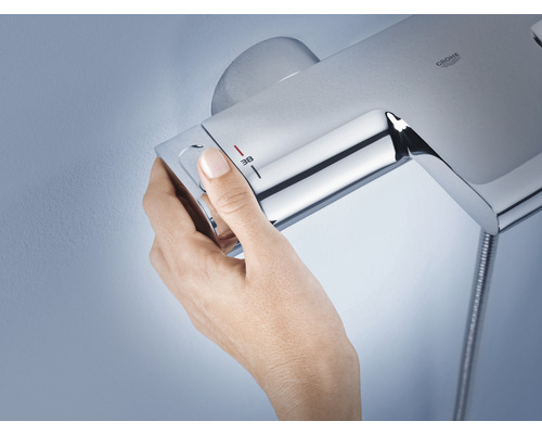 Ruka ovláda sprchovú batériu Grohe na nastavenie teploty