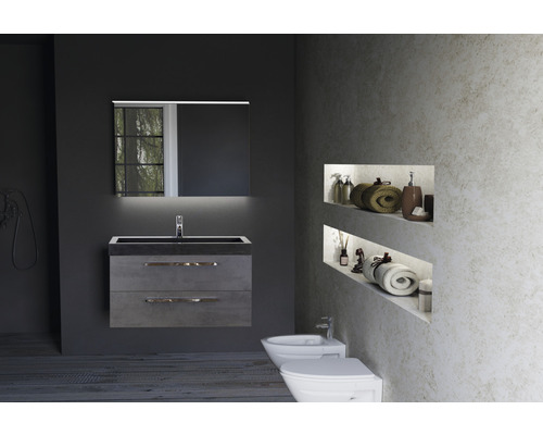 Moderná kúpeľňa s umývadlom, zrkadlom, policami a toaletou