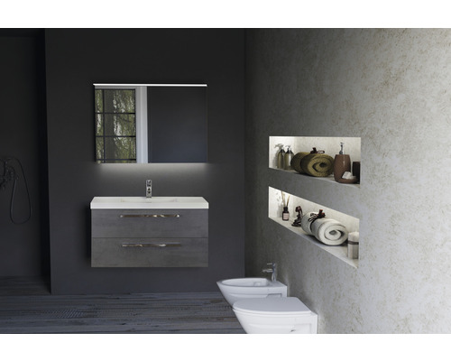 Kúpeľňa s umývadlovou skrinkou, zrkadlom s osvetlením, bidetom a toaletou.