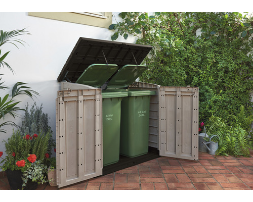 Plastový kontajner na odpad s dvoma odpadkovými košmi v záhrade