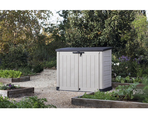 Plastová záhradná skriňa s dverami v záhrade