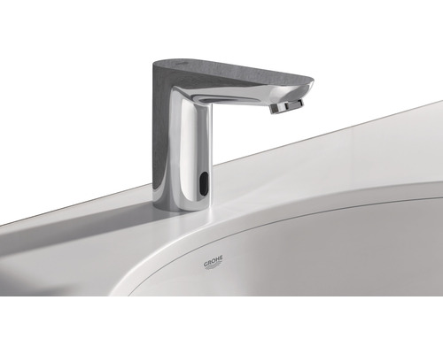 Umývadlová batéria namontovaná na umývadle.