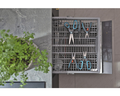 Otvorená zásuvka so záhradnými nožnicami a rastlinou v kvetináči