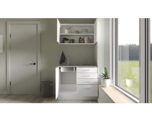 Kompaktná kuchynská linka s umývadlom, zásuvkami a závesnou skrinkou vo svetlej miestnosti