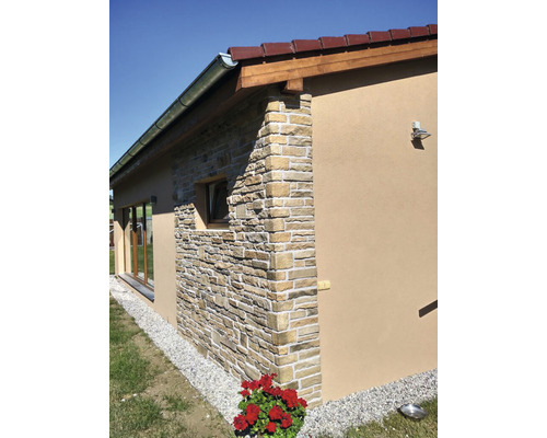 Exteriér domu s kamenným obkladom fasády