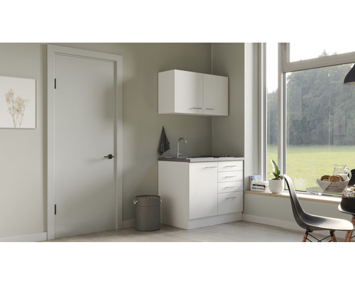 Svetlá izba s dverami, oknom a umývadlovou skrinkou s umývadlom