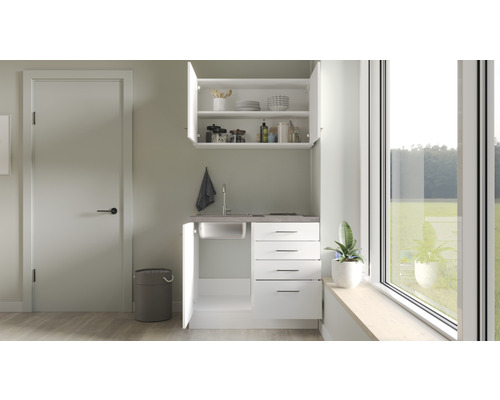 Kompaktná kuchynská linka s umývadlom, spodnými skrinkami, zásuvkami a závesnou skrinkou vo svetlej miestnosti.