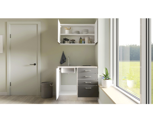 Práčovňa s umývadlom, spodnou skrinkou a závesnou skrinkou na uloženie