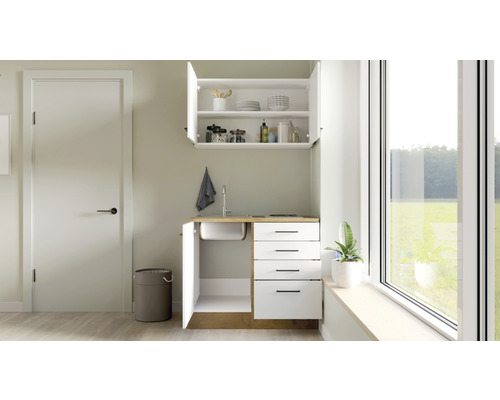 Kompaktná kuchynská linka s umývadlom, zásuvkami a hornou skrinkou vo svetlej miestnosti.