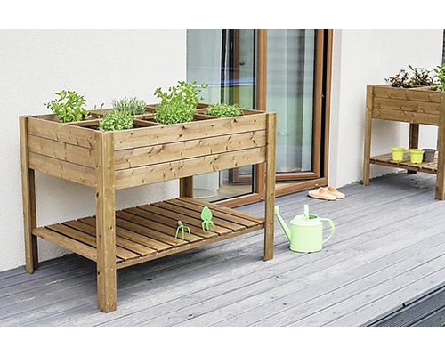 Drevený vyvýšený záhon s policou do záhrady alebo na terasu.