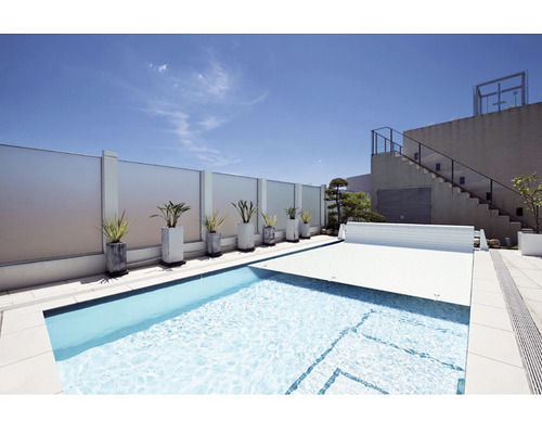 Vonkajší bazén so zakrytím, stenou na ochranu súkromia a kvetináčmi