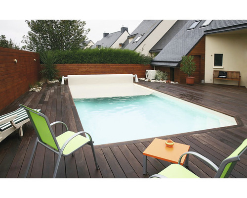 Vonkajší bazén s drevenou terasou a krytom v záhrade