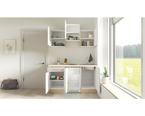 Kompaktná kuchyňa s umývadlom, chladničkou a úložným priestorom