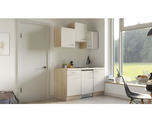 Kompaktná kuchynská linka so spodnými a hornými skrinkami vo svetlej miestnosti