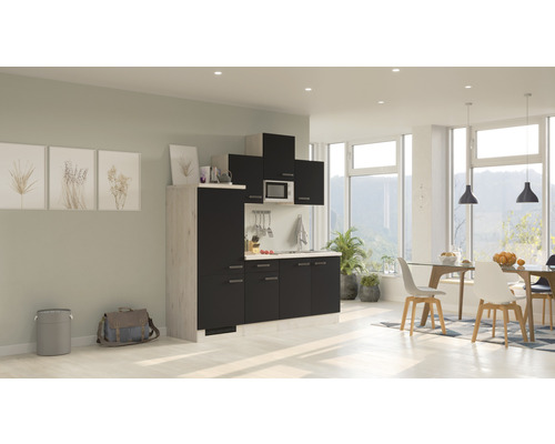 Moderná kuchyňa s hornými a dolnými skrinkami, drezom a mikrovlnnou rúrou v svetlej obývacej izbe.