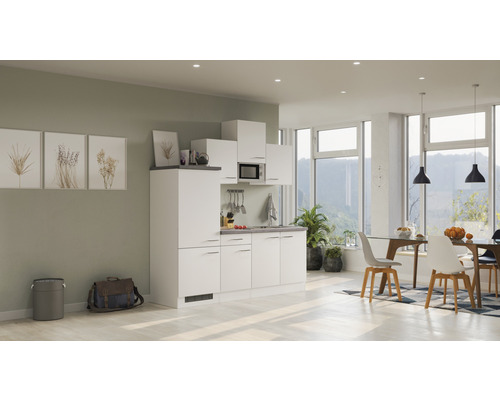 Kompaktná kuchynská linka v svetlej a priestrannej obývacej izbe s jedálenským stolom