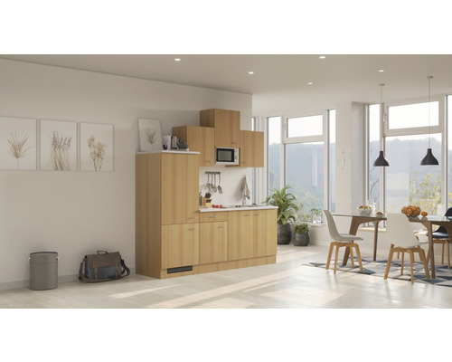 Kompletná kuchynská linka so skrinkami, drezom, mikrovlnnou rúrou a digestorom vo svetlej, modernej izbe.