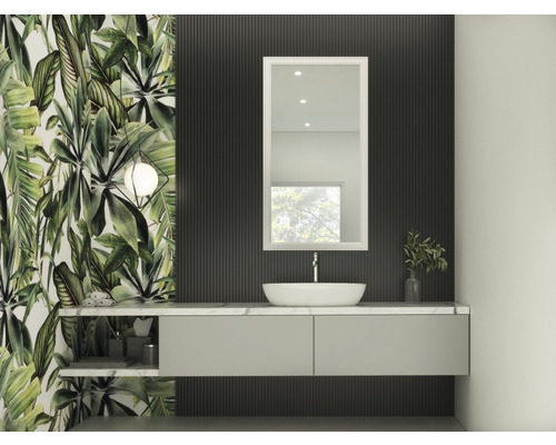 Moderná kúpeľňa so zrkadlom, umývadlom a botanickou tapetou
