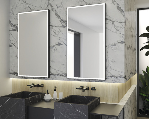 Kúpeľňa s dvoma osvetlenými zrkadlami, dvoma umývadlami z mramoru a armatúrami