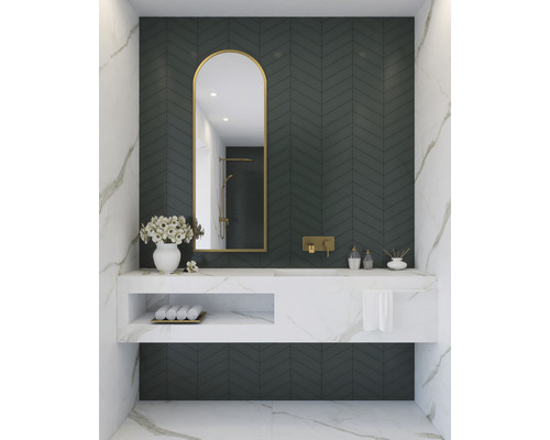 Svetlá kúpeľňa so zrkadlom, umývadlom a uterákmi