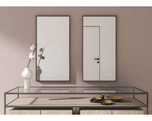 Dve obdĺžnikové zrkadlá visia nad konzolovým stolíkom, ktorý je zdobený dekoratívnymi predmetmi.