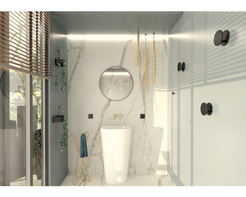 Moderná kúpeľňa s voľne stojacim umývadlom, zrkadlom a osvetlením