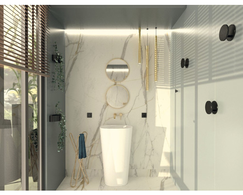 Svetlá kúpeľňa s mramorovými obkladmi, voľne stojacim umývadlom, okrúhlymi zrkadlami, držiakom na uteráky a osvetlením