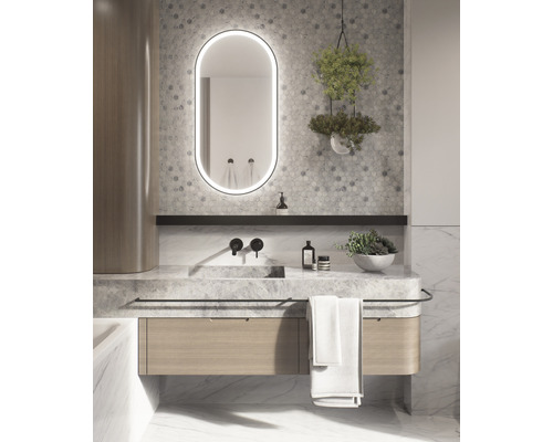 Kúpeľňa s umývadlom, zrkadlom s osvetlením, armatúrami a dekoráciou