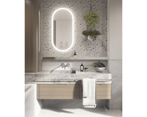 Kúpeľňa s umývadlom, osvetleným zrkadlom a dekoráciou