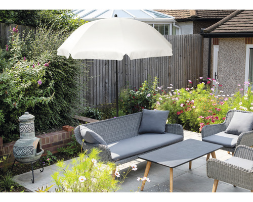 Záhradný nábytok so slnečníkom na terase
