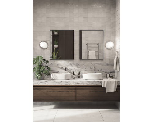 Kúpeľňa s dvojitým umývadlom, zrkadlami a nástennými svetlami