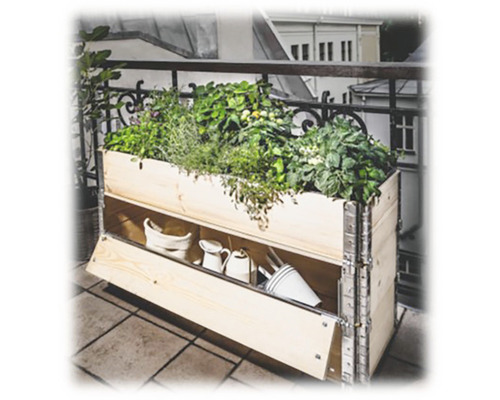 Drevený kvetináč s bylinkami na balkóne so záhradným náradím v spodnej priehradke