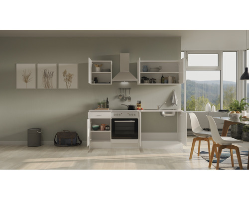 Kompletná kuchyňa so závesnými skrinkami, odsávačom pár, drezom a elektrickým sporákom vo svetlej miestnosti