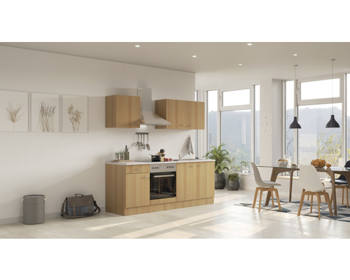 Svetlá kuchyňa s jedálenským kútom, kuchynskými skrinkami, odsávačom pár a jedálenským stolom so stoličkami