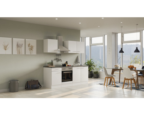 Svetlá, moderná kuchyňa s bielymi skrinkami a jedálenským kútom v priestrannej izbe.