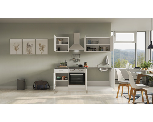 Kompletná kuchynská linka s drezom, sporákom a závesnými skrinkami vo svetlej miestnosti.