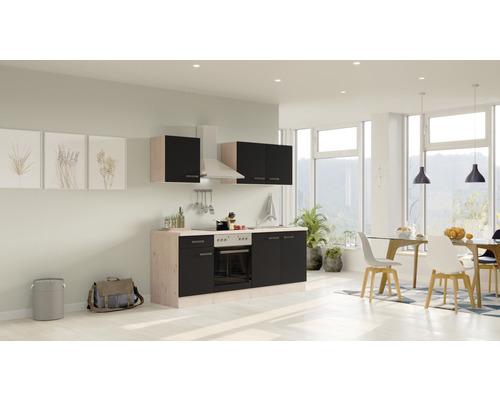 Kompletná kuchyňa so závesnými skrinkami, digestorom a vstavanou rúrou vo svetlej modernej izbe