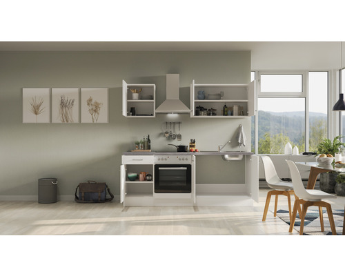 Kompaktná kuchyňa s hornými a spodnými skrinkami, drezom, sporákom a odsávačom pár vo svetlej miestnosti