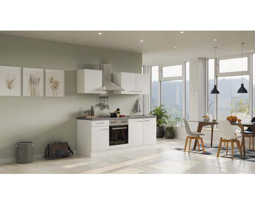 Svetlá, priateľská kuchyňa s bielymi skrinkami, digestorom a jedálenským kútom