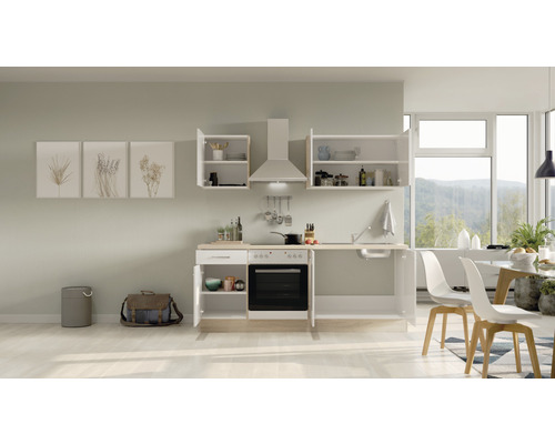 Moderná kuchyňa so vstavanými skriňami, digestorom a jedálenským kútom vo svetlej izbe.