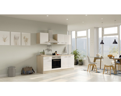 Svetlá kuchyňa s kuchynským kútom a jedálenským priestorom v modernom obývacom priestore.