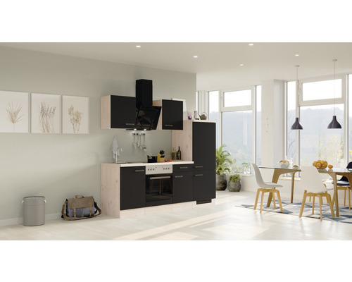 Moderná kuchyňa s kuchynskými skrinkami, digestorom a jedálenským kútom.