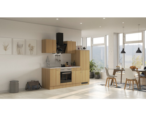 Svetlá kuchyňa s drevenými čelami, digestorom a jedálenským kútom v modernom obývacom priestore.