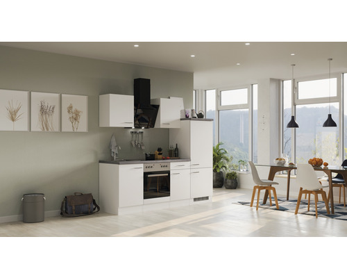 Svetlá kuchyňa s jedálenským stolom a stoličkami v modernom obývacom priestore.