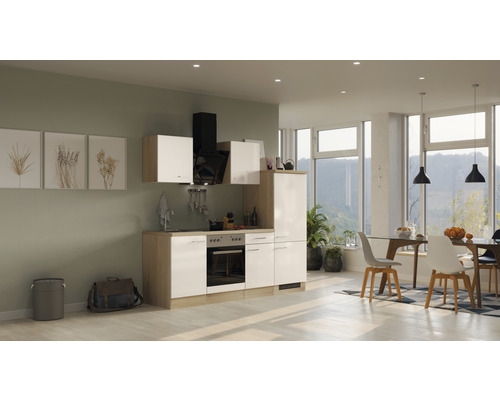 Svetlá kuchyňa s kuchynskými skrinkami, digestorom a jedálenským stolom v priestrannej izbe.